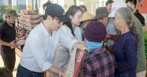 Hoạt động với cộng đồng.